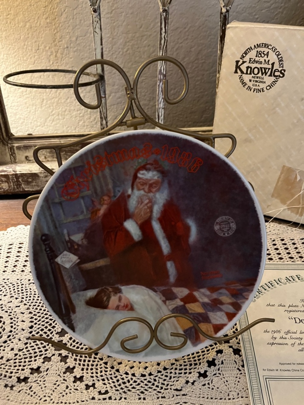 Knowles Santa Scene Collector Plate in Red & Brown